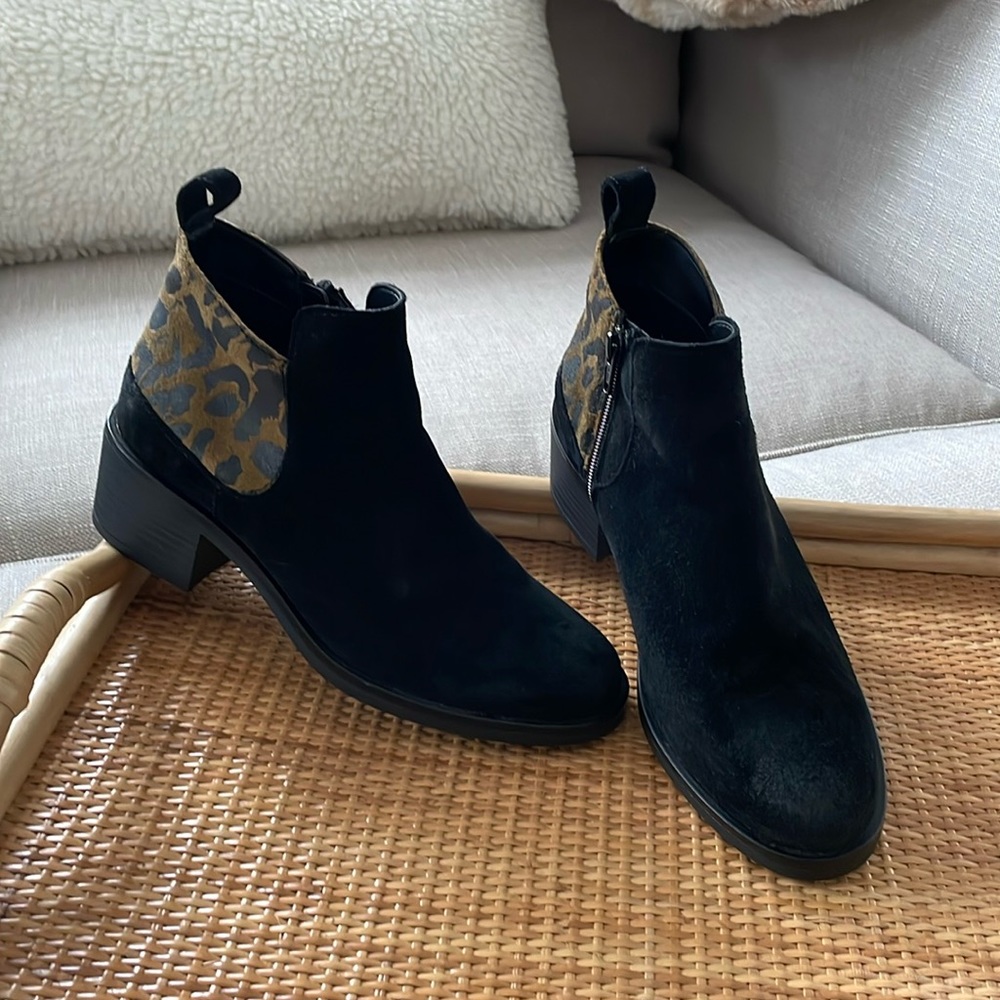 Clarks,  Suede Zip Bootie, black/animal print, Size 7